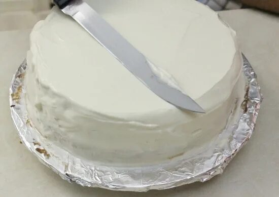 Почему трескается торт. Обмазка торта крем чизом. Торт с неровными краями. Крем для выравнивания торта. Торт с размазанным кремом.