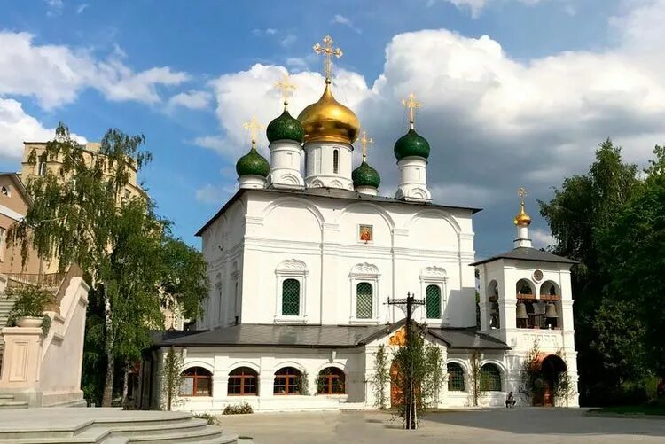 Женский сретенский монастырь москва. Храм сретенского монастыря. Конь сретенский монастырь. Лошади в монастыре. Храм сретенского монастыря в москве.