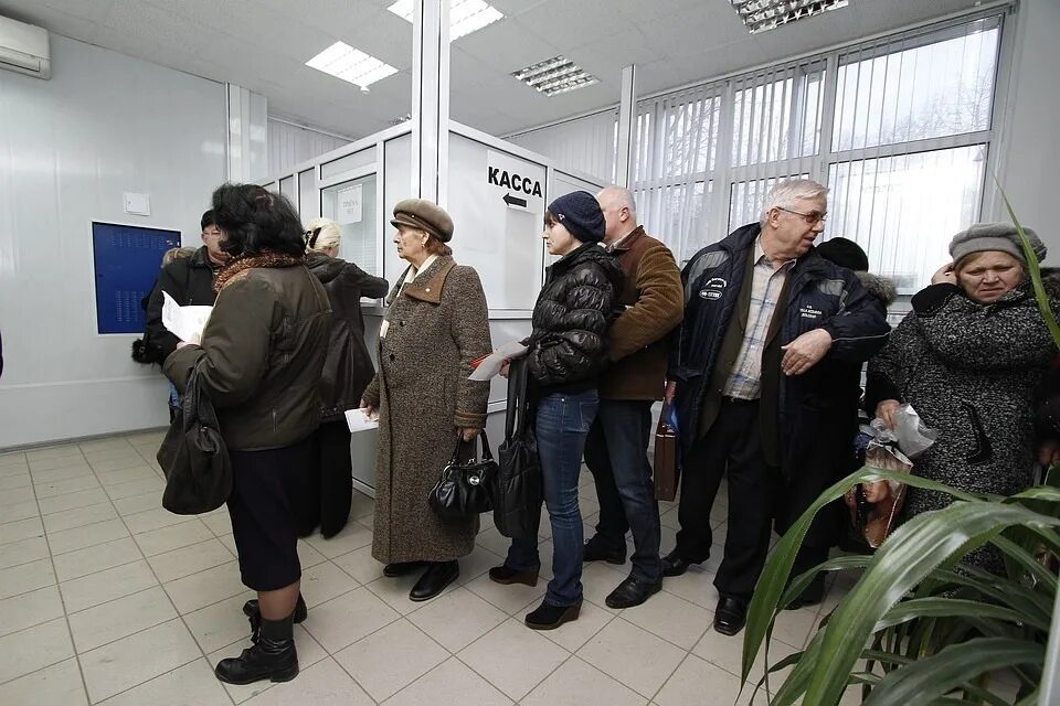 Сайт мфц очередь. Очередь в МФЦ. Пенсионеры в очереди. Пенсионерки в очереди. Пенсионер в МФЦ.