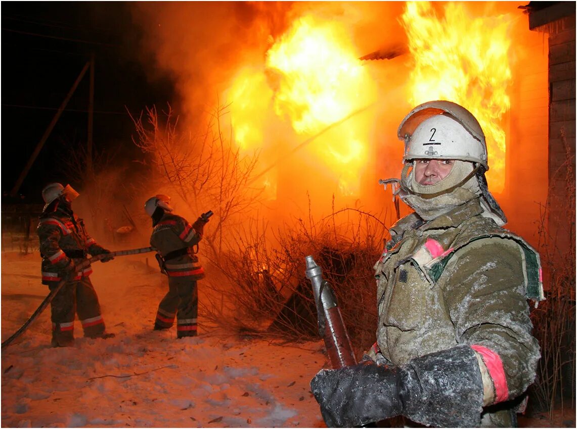 Тушение пожаров при низких. Тушение пожара зимой. пожарные на пожаре. пожарные после тушения пожара. пожарник после пожара.