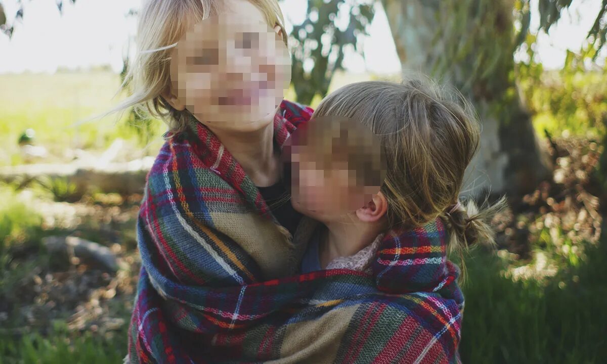 Сестра младше на 10 лет. Насильники маленьких девочек. 5 лет девочке. девушка. молодая сестра.