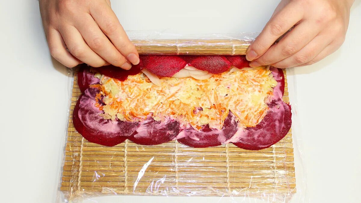 Финский винегрет росолли. Лосось под шубой. Альтернатива шубе салат. Салат с филе сельди. Альтернатива селедки.