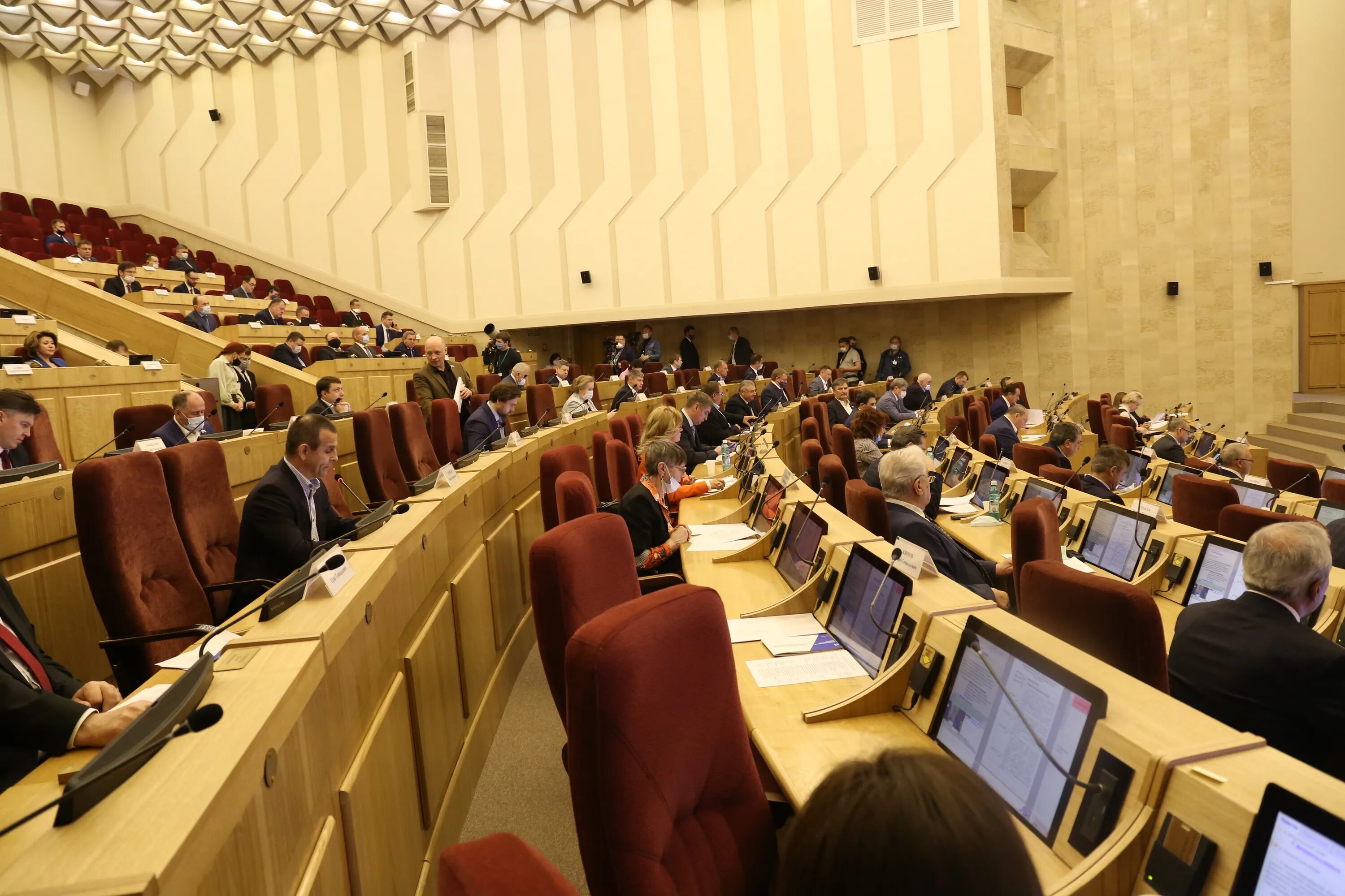 Заксобрания Новосибирской области.. Законодательное собрание Свердловской области зал заседаний. Заксобрание Новосибирской области сессия. Зал Законодательного собрания.