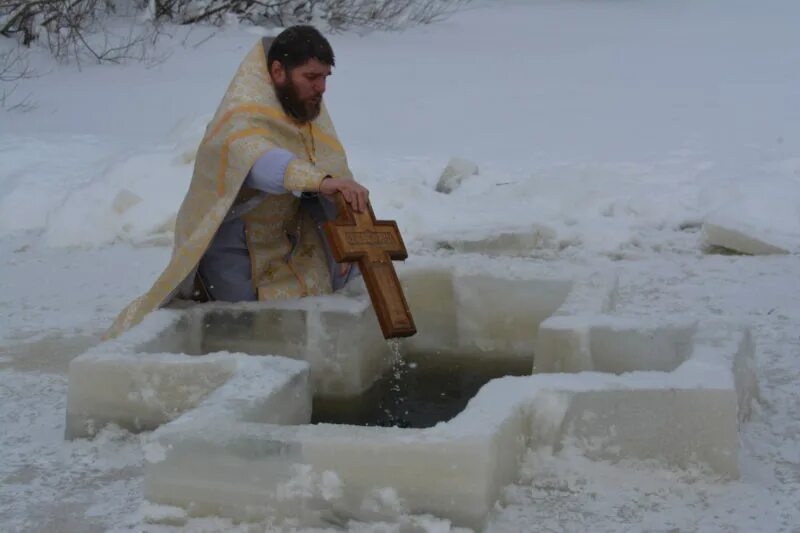разница между богоявленской и крещенской водой. разница между богоявленской и крещенской водой. освящение воды в храме. освящение воды на крещение. сообщение о святой воде.