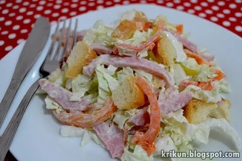 Салат пекинская капуста кукуруза колбаса сухарики