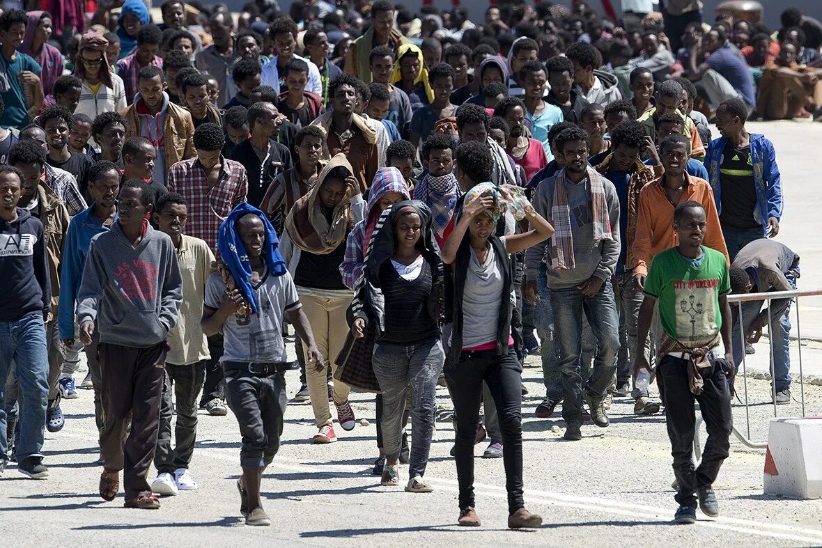 Таджикские трудовые мигранты. Диаграмма миграции в россии статистика. Миграция. Миграция 2012. Миграционный отток населения.