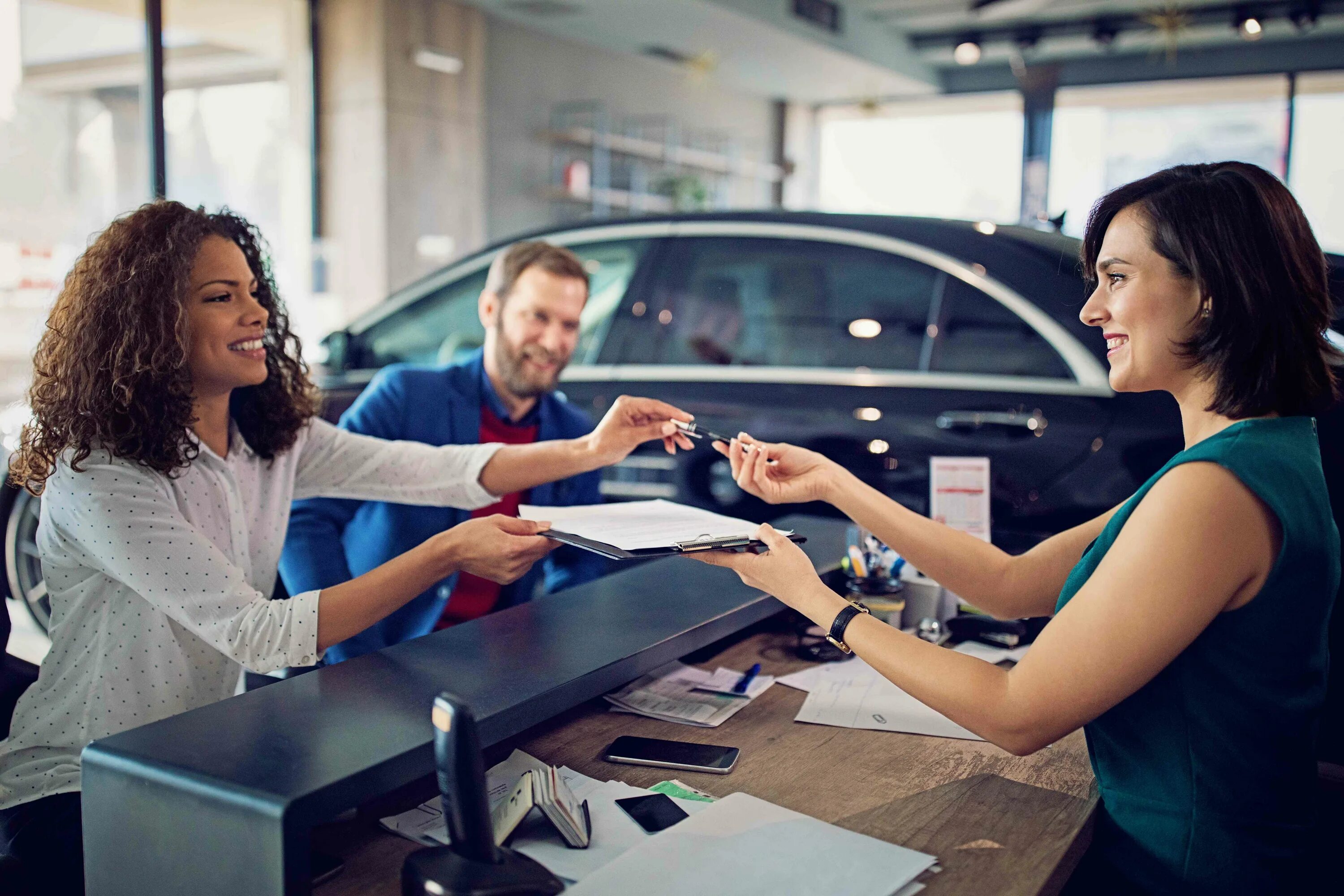 We buy a new car on tuesday. Встреча клиента в автосалоне. Клиентские машины. Люди в автосалоне. Обман в автосалоне.