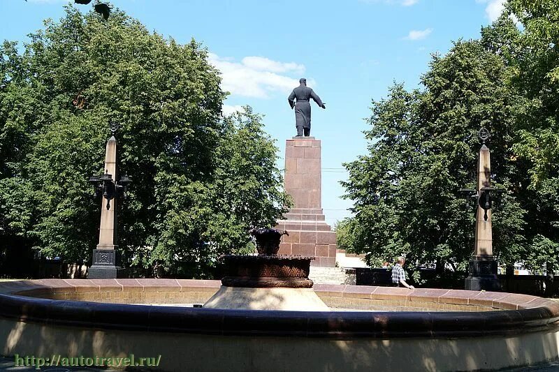 С чем связано два памятника серго орджоникидзе. Памятник Серго Орджоникидзе. Памятник Орджоникидзе в Екатеринбурге. Уралмаш памятник Серго Орджоникидзе. Орджоникидзе Серго памятники памятники Свердловск.