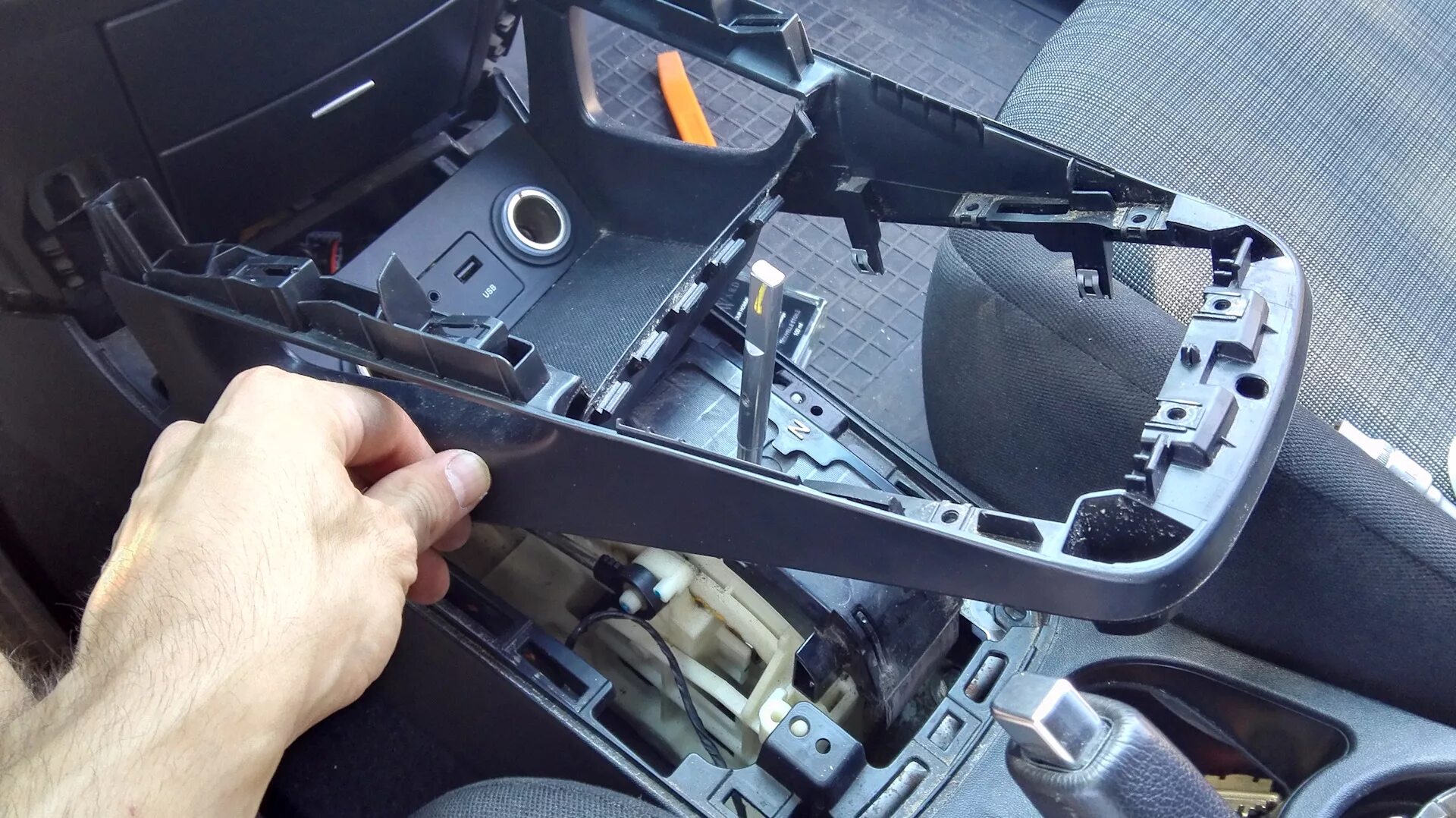 Как разобрать центральную консоль Center console device (Kia Ceed 1 2006-2012: Body: Interior)