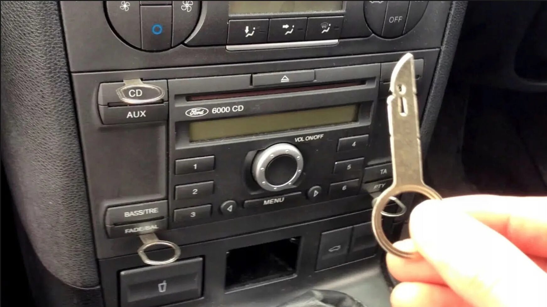 Как снять штатную магнитолу фокус 1 Снятие магнитолы/квадратной рамки 6000 CD с помощью ножа и отвертки Ford Focus