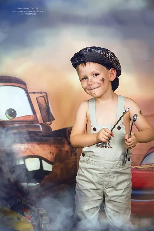 Мальчик автомеханик. Гараж автомеханика. Автослесарь для детей. Мальчик автомеханик. Мальчик механик.