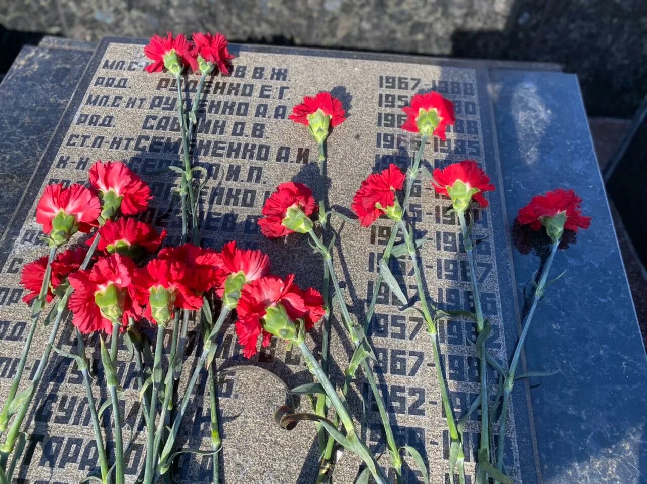 Памяти погибших военных. Остров Мужества и скорби. Почтить память погибшим в Афганистане в школе. Стэлла увековечения памяти погибшего.