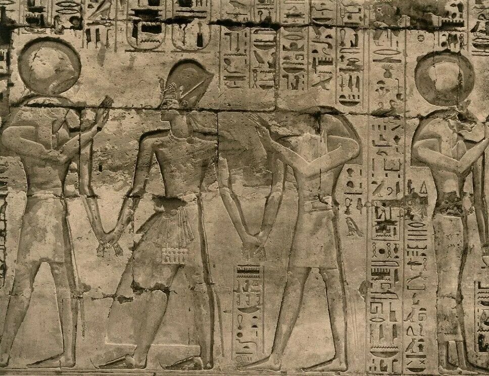 Древность но иначе. Древнеегипетская скульптура маат. Древняя месопотамия земледелие. Пращники рима. Изображение компьютера в древние египте.