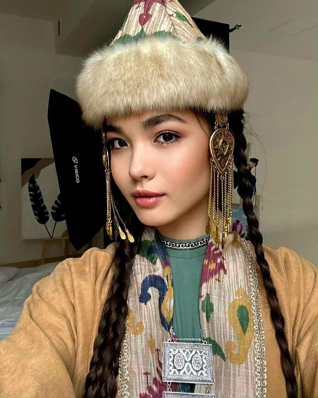 Монгольские прически. Казахские женщины. Казахские головные уборы для девушек. Казахские люди.