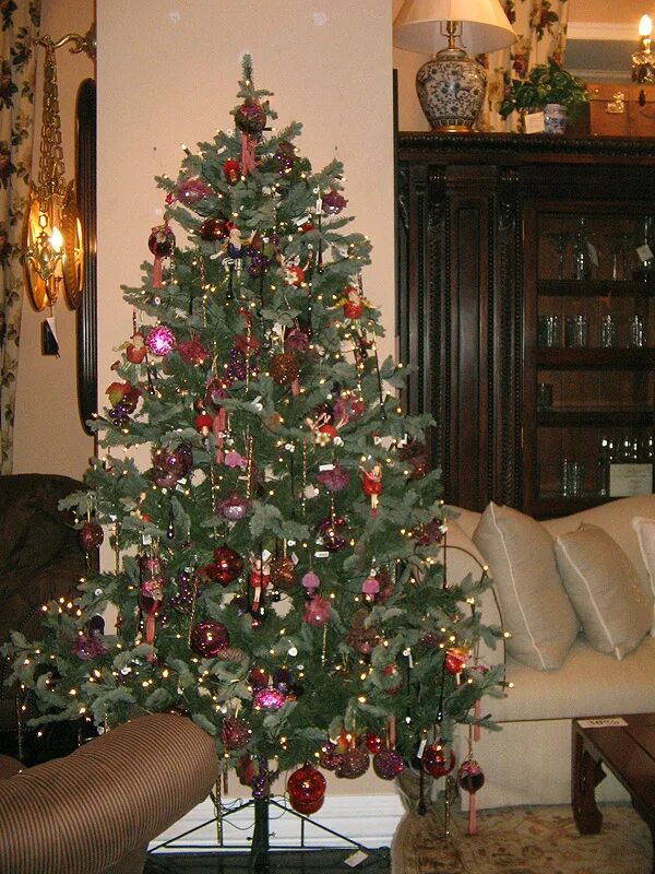 Новогодний декор дома нет места для елки. Где установить елку. Ель маленькая в интерьере. Сосна в квартире. Где установить елку.