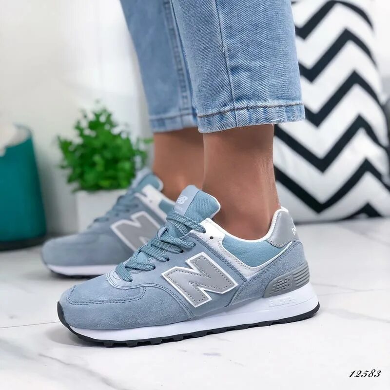 New balance голубые. Нью бэланс голубые. Нью беланс женские голубые замша. Кроссовки Нью баланс женские голубые. New Balance кроссовки женские голубые.