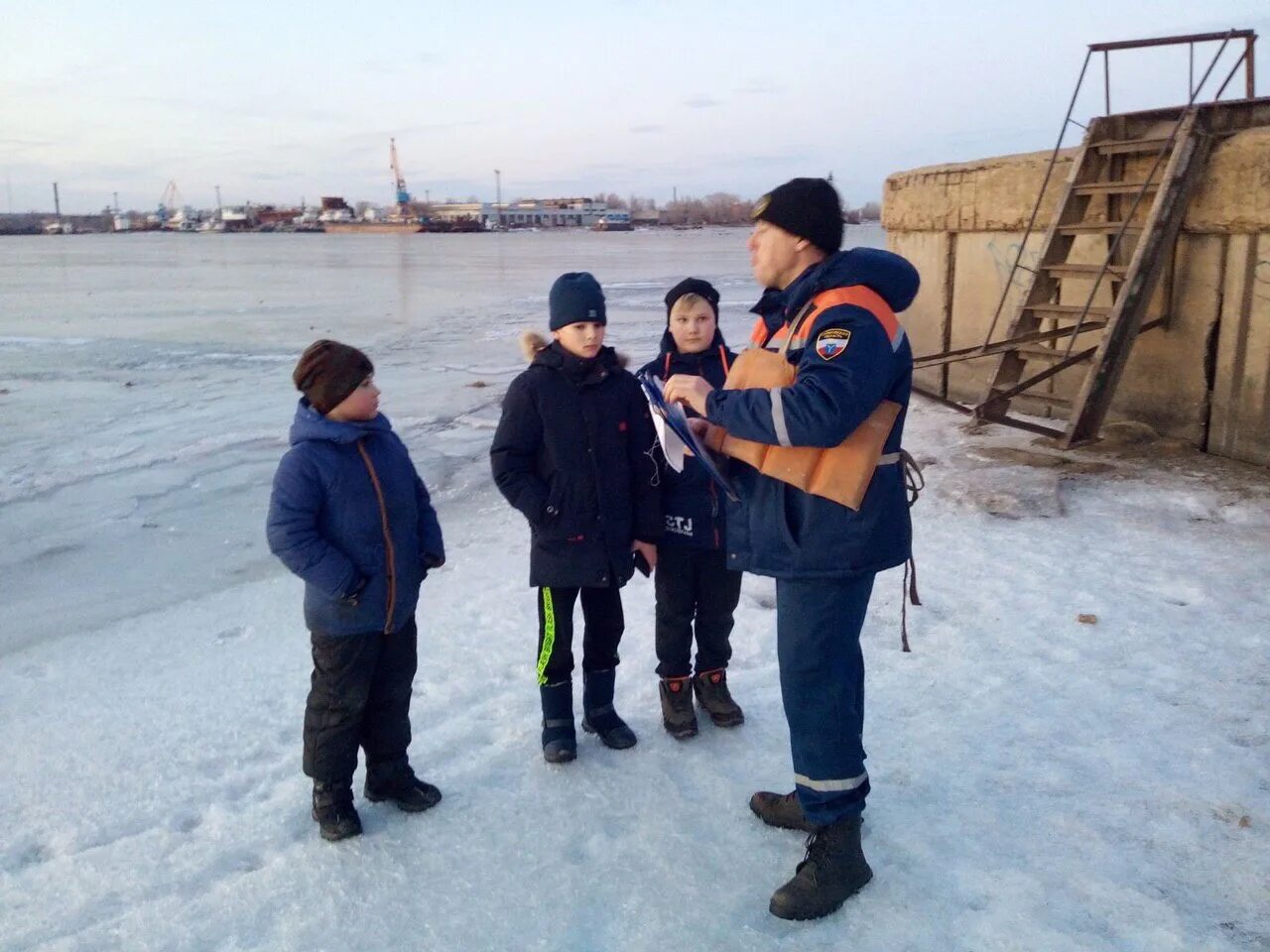 В каком городе снимали лед 3. Лед 3 съемки. троих детей сняли со льда в балаковская. спасатели передали мальчика маме зимой.