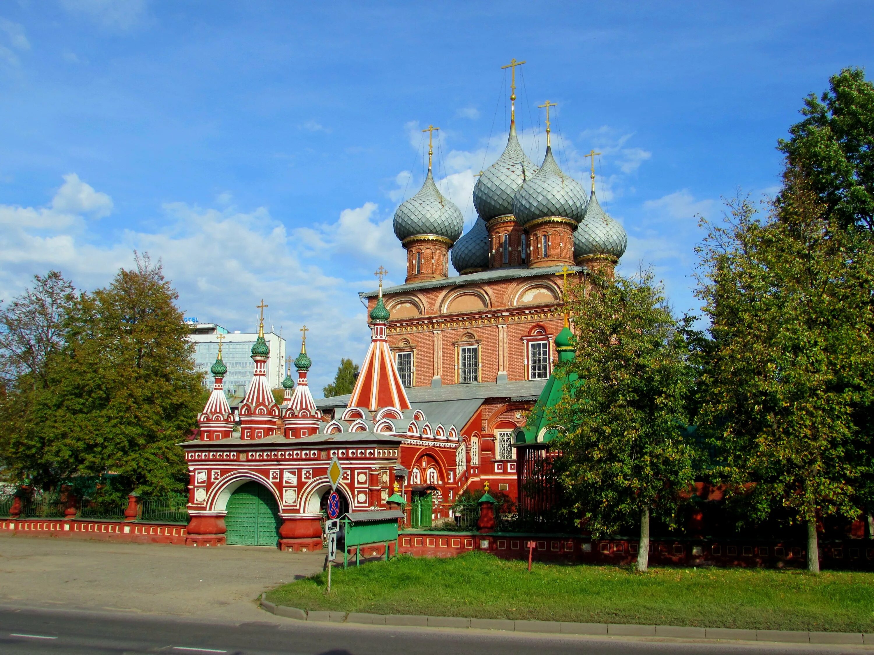 Кострома фото города достопримечательности. Храм Воскресения на Дебре Кострома. Кострома золотое кольцо России Церковь на Дебре. Церковь Воскресения на Дебре XVII века Кострома. Костромская область Церковь Воскресения на Дебре.