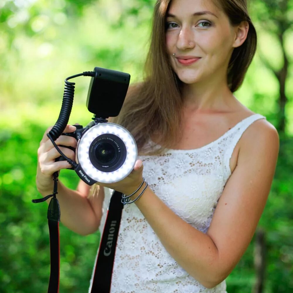 Вспышка фотоаппарата. Фотоаппарат для портретной съемки. Портрет со вспышкой. Профессиональный фотоаппарат для фотографа.