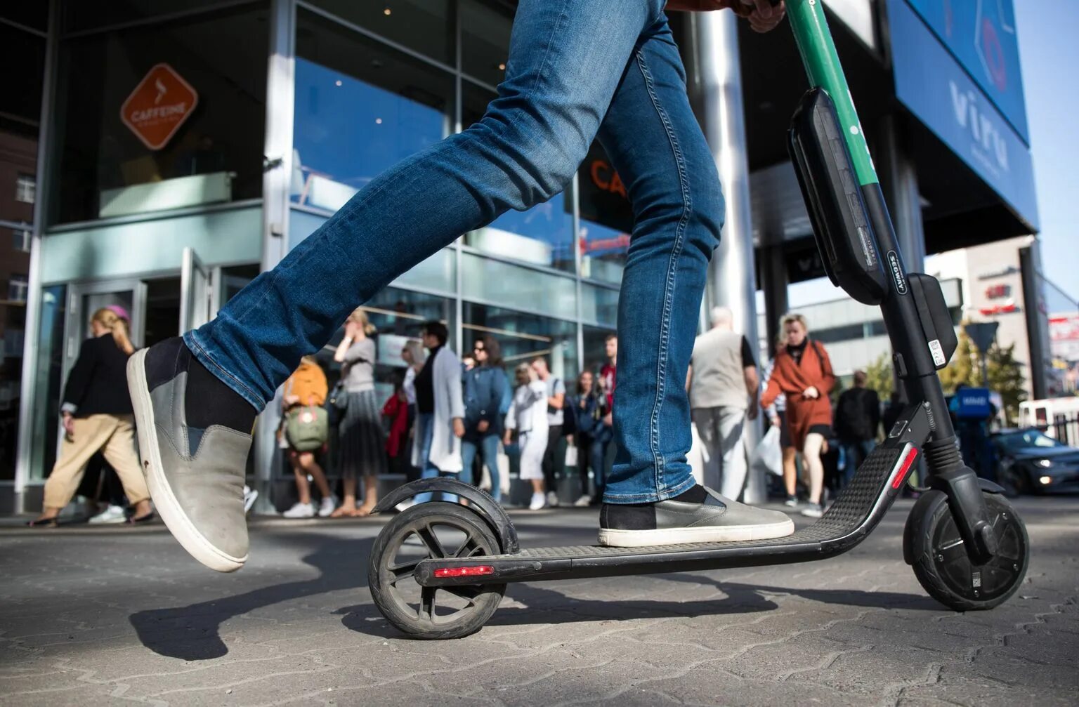 новые средства передвижения для пешеходов. самокат. самокат пешеход. пешеход и самокат. пешеход и самокат.