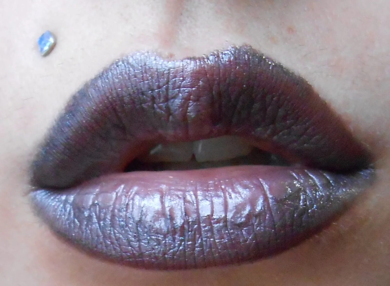 Mac frosted frenzy 2025. Frost mac помада, #305 cb 96. mac &amp; grey. mac frost icon на губах. mac greystone.