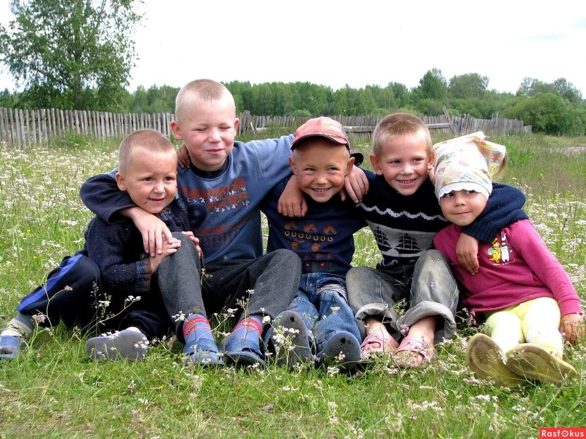 Деревня жителей. Детство в деревне. В деревне. Деревенские ребятишки. Лето в деревне дети.
