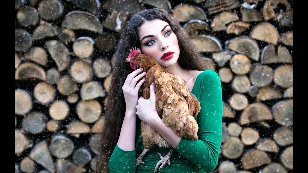 Девушка с курицей. Курицы фото девушек. Девушка с курицей. Фотосессия с курицей. Боевая курица женщина.