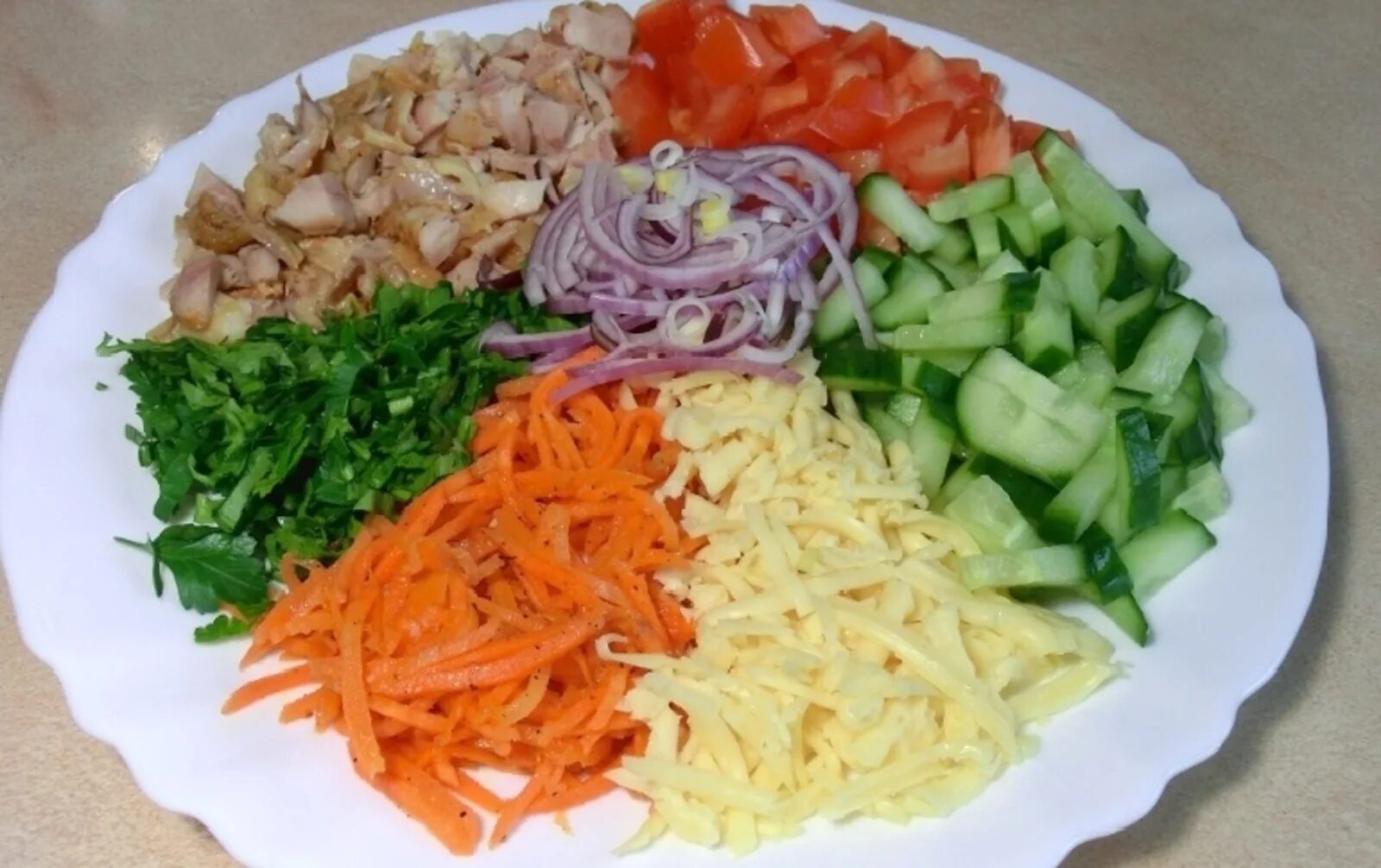 Салат кучками с корейской морковкой. Салат кукуруза огурец чипсы. Салат огурец яйцо кукуруза. Салат огурец колбаса сыр. Салат ералаш с корейской морковкой.