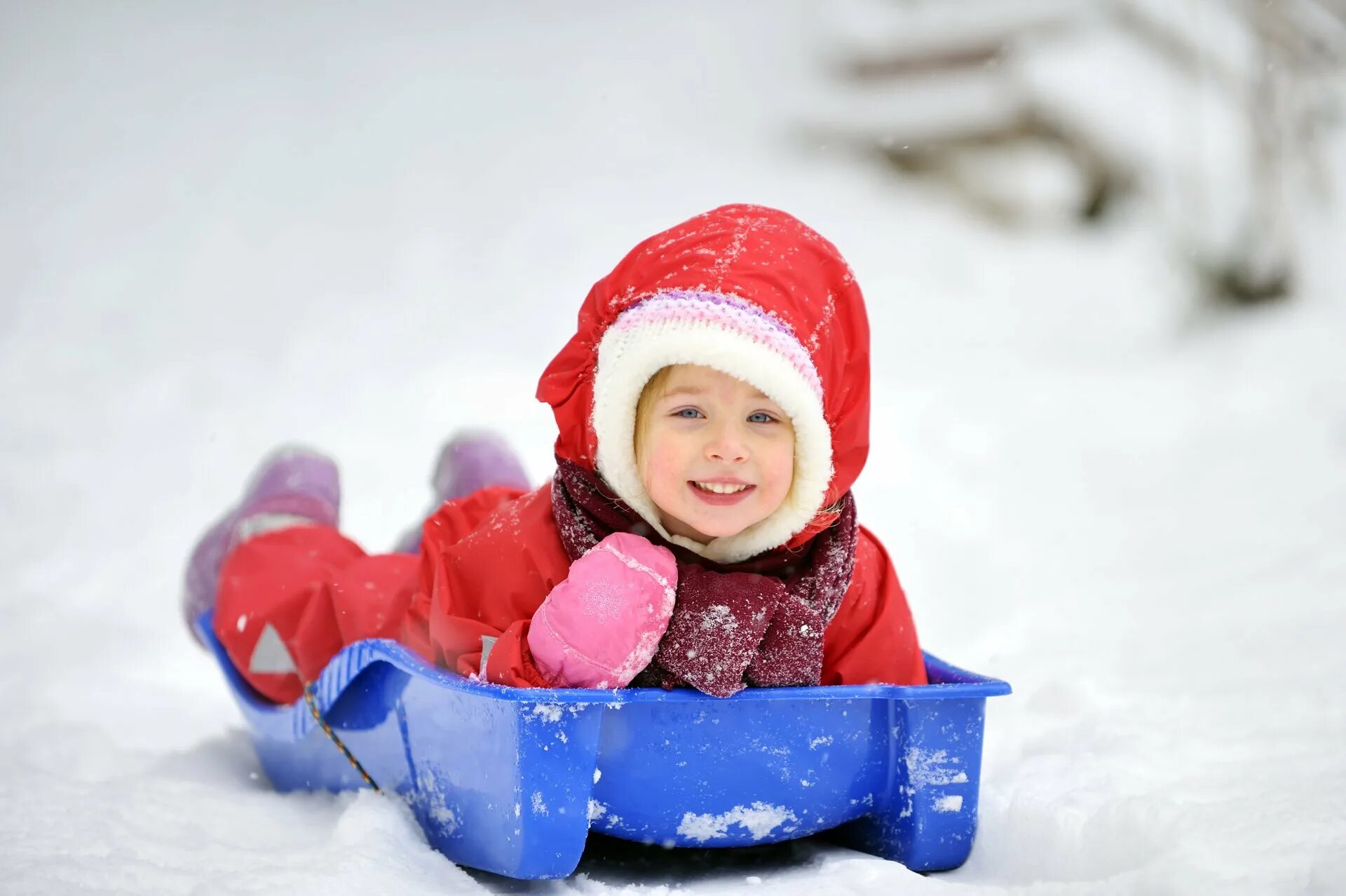 Зима для детей. Дети зимой. Дети на санках. Зимние сани для детей. Санки кататься снег