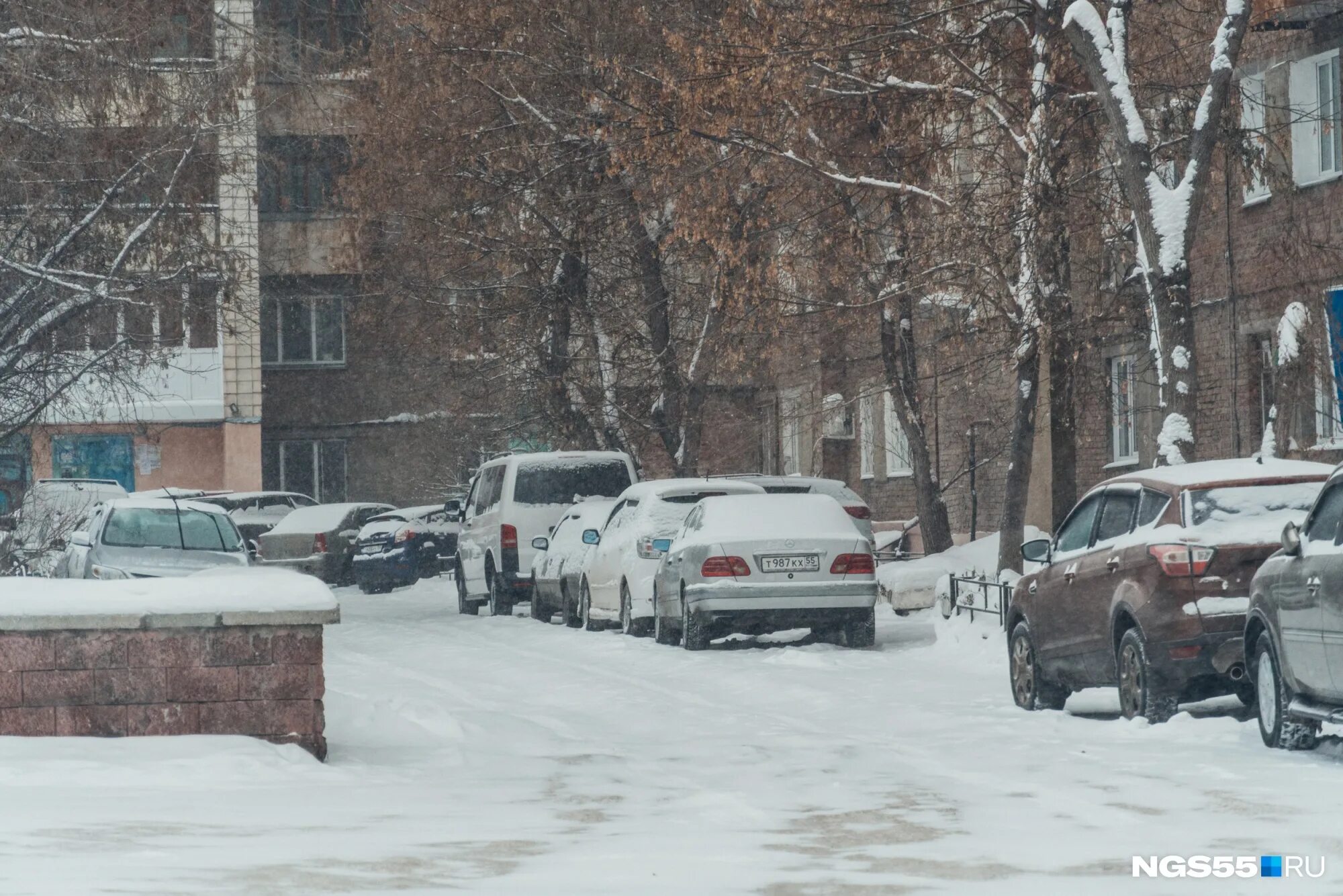 Снегопад в Омске. Снег в Омске из окна. Заснеженный Омск 22 год. Омск без прикрас. Купить снег омск