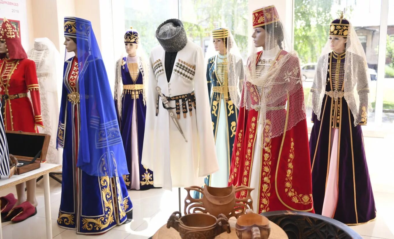 Одежда осетин. Северная Осетия национальный костюм. Национальная одежда Северной Осетии. Северная Осетия Алания национальный костюм. Нац костюм Северной Осетии.