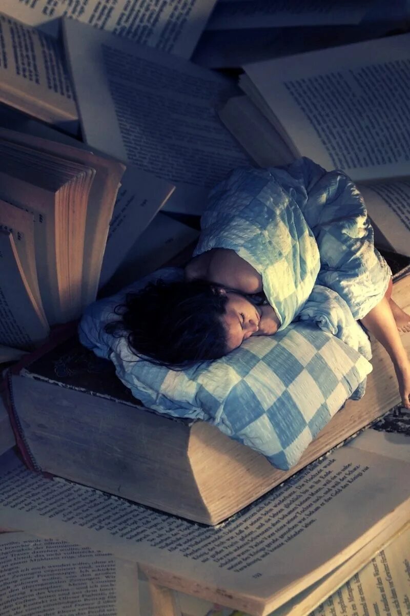 Спящие девушки книга. Человек спит за столом. Спящий человек за столом. Девушка заснула с книгой. Девушка с книгой.