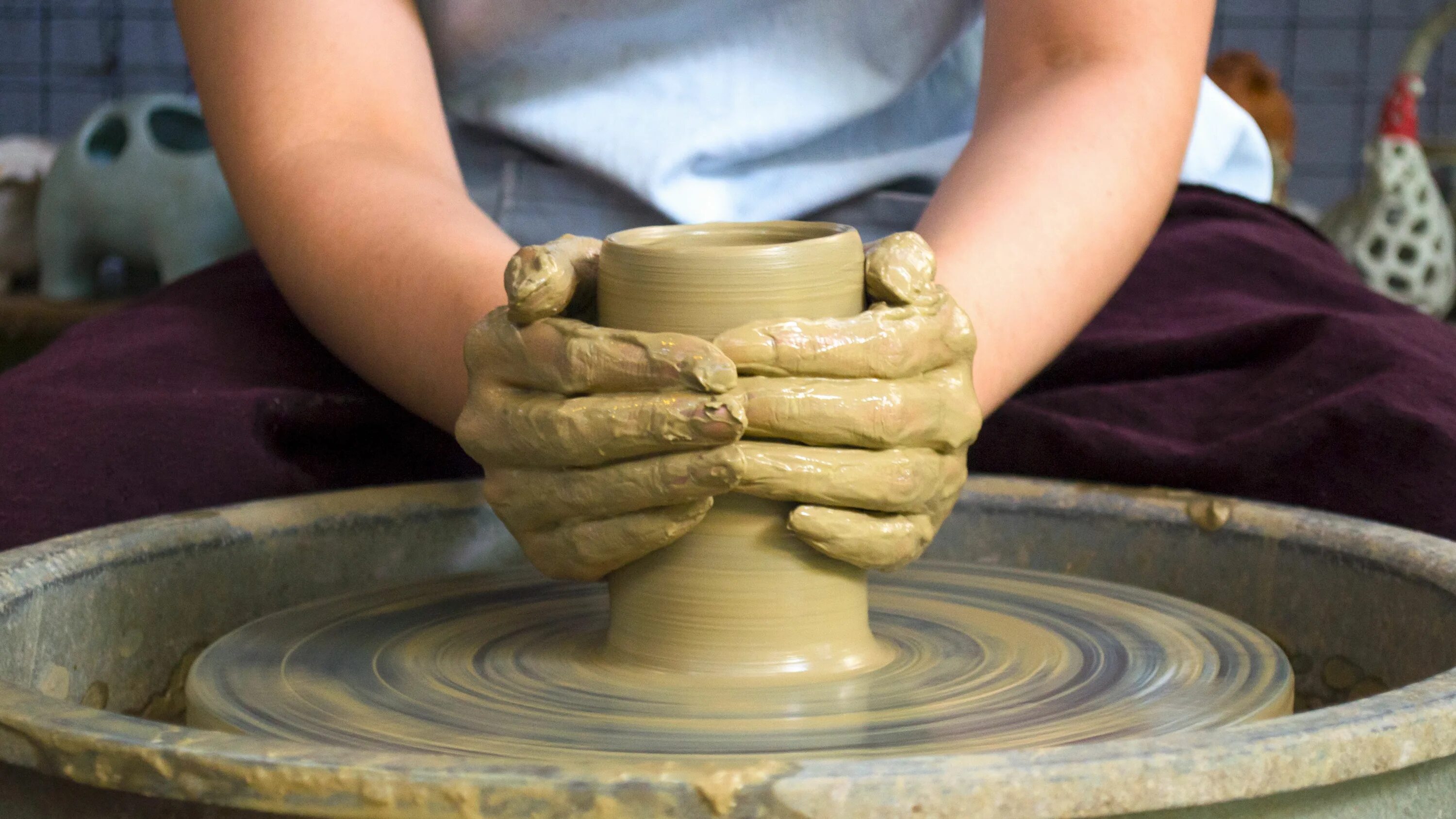 изделия на гончарном круге. изделия из глины. ручной гончарный круг. посуда из глины без гончарного круга. миска на гончарном круге.