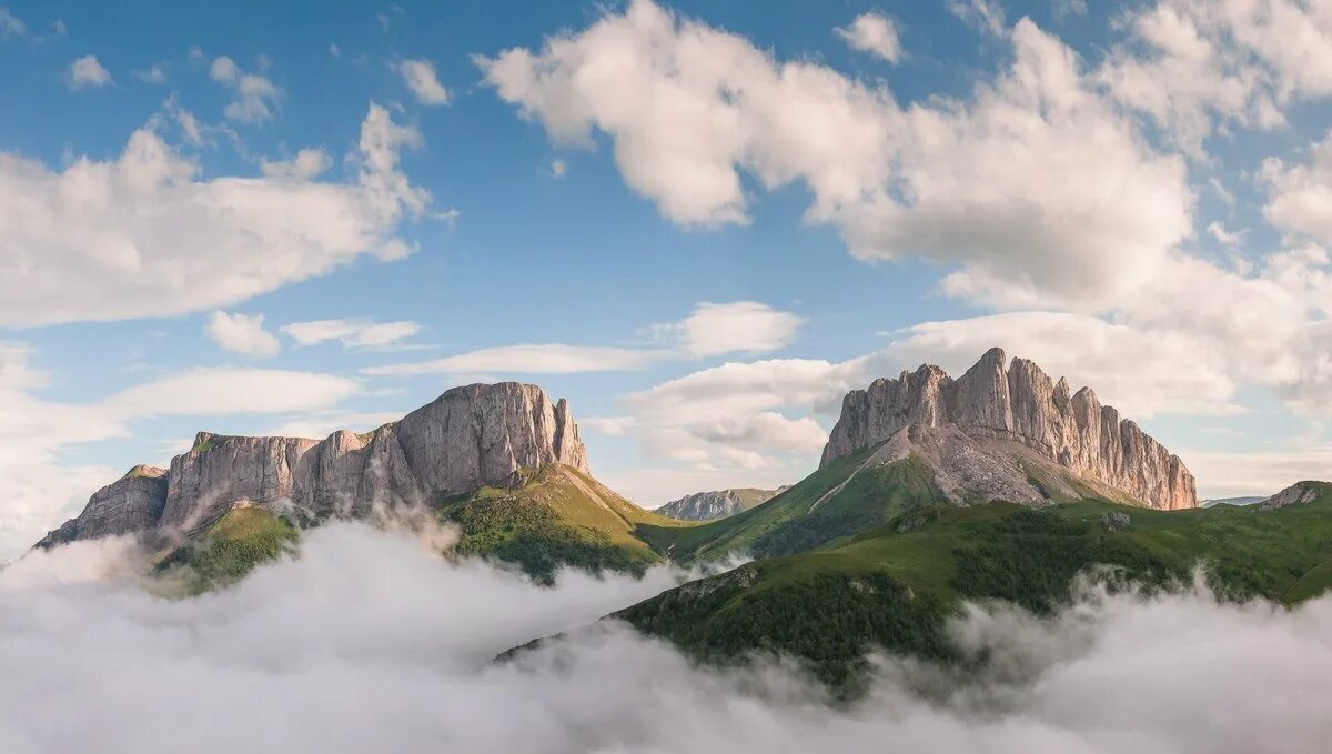 Mountains legend. Гора Ачешбок чертовы ворота. Гора Ачешбок Мостовской. Гора Западный Ачешбок. Тхач чертовы ворота.