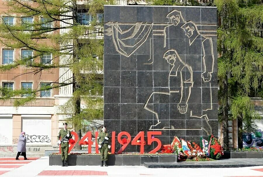 Площадь пятилетки уралмаш. Памятник уралмашевцам в екатеринбурге. мемориал вов уралмаш. мемориал екатеринбург 1 пятилетки. уралмаш екатеринбург мемориал.