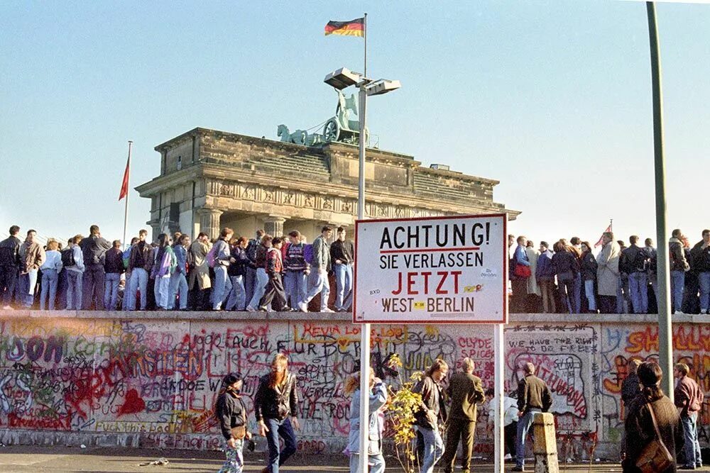 Берлинская стена 1989. Die berliner. Die berliner. Бранденбургские ворота цвета украины. Die berliner.