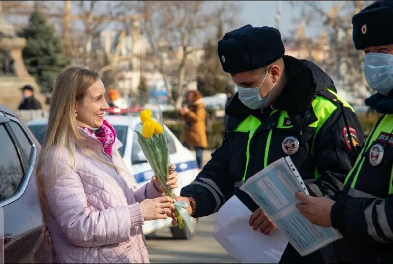 В преддверии международного женского дня 8. Гаишник с цветами.