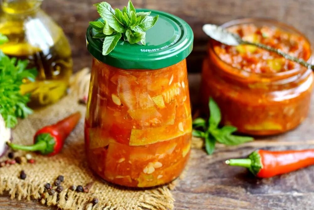 Салат из кабачков на зиму с помидорами. Закуска из кабачков на зиму. острая закуска из кабачков. кабачковая закуска на зиму. закуска из кабачка на зиму.