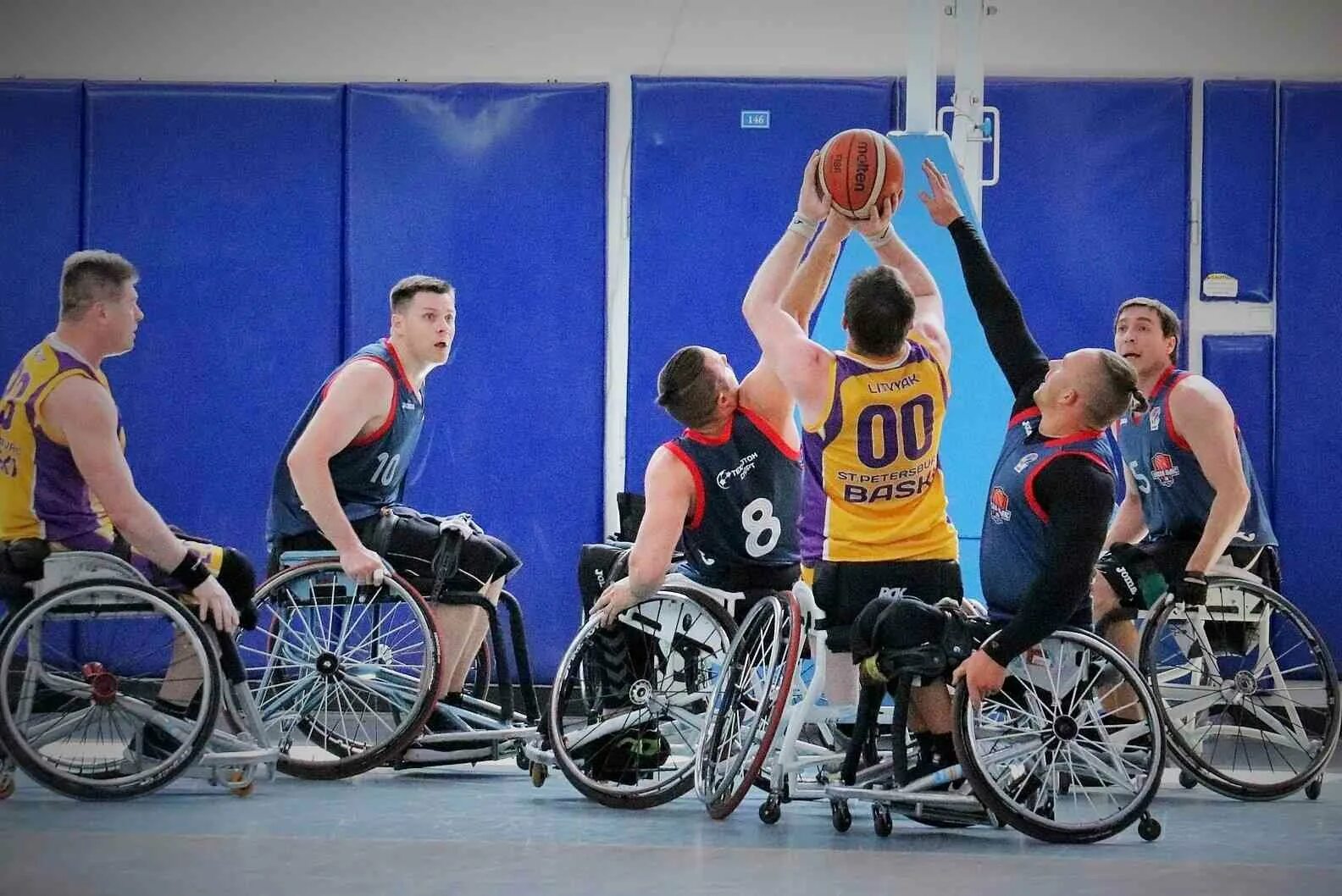 Инвалиды занимаются спортом. Баскетбол на инвалидных колясках. Инвалиды спортсмены. Спорт для инвалидов. Инвалиды в России.