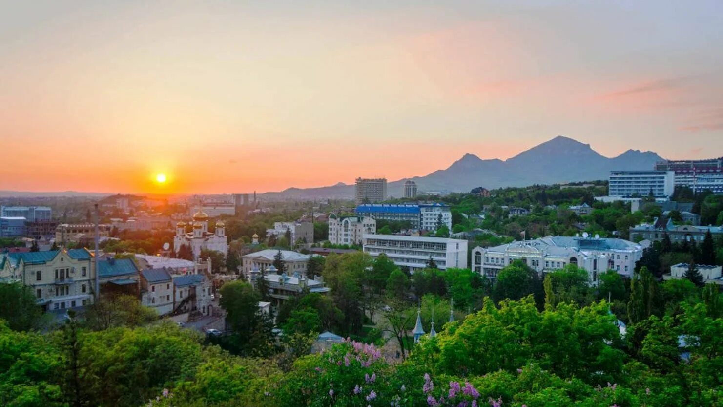 Курортный лечебный парк ессентуки. Понтос отель ессентуки. Пятигорск обзорная экскурсия. Парк ессентуки достопримечательности. Центр ессентуков в феврале.