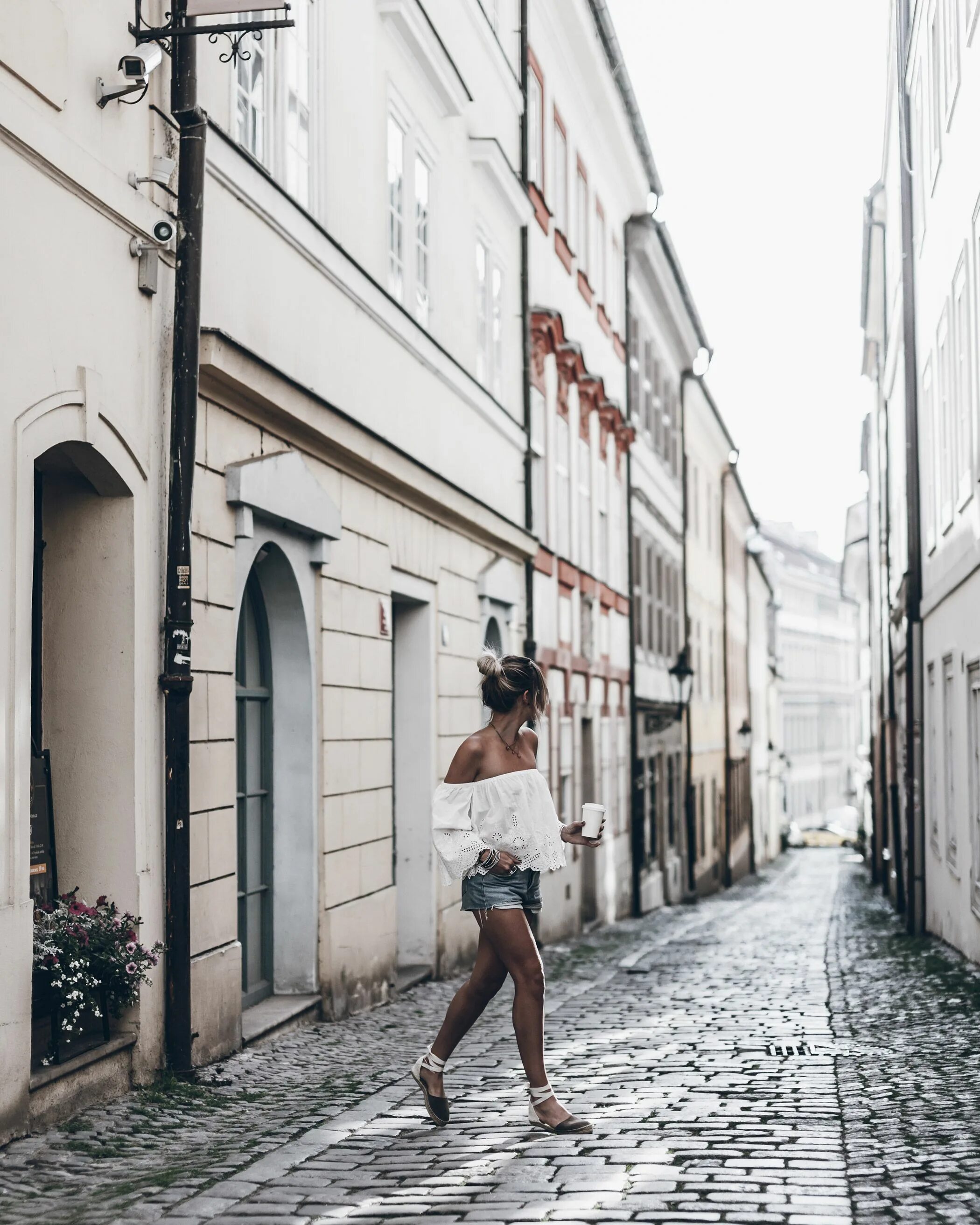 Walk around world. Stridinq across the open countryside with his dog. Человек с рюкзаком. Путешественник в горах. Драпкиным & co.