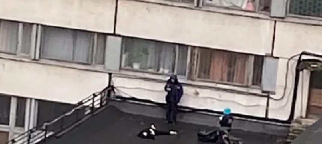 Студентка МГУ выбросилась из окна. Студент МГУ выпал из окна. Студент выпрыгнул из окна общежития Москва.