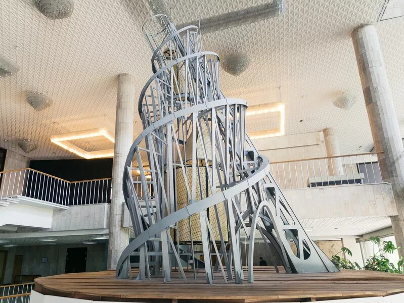 Башня татлина 1919. Владимир евграфович татлин. Башни iii интернационала татлина (1919). Татлин башня третьего интернационала. Владимир татлин башня 3 интернационала.