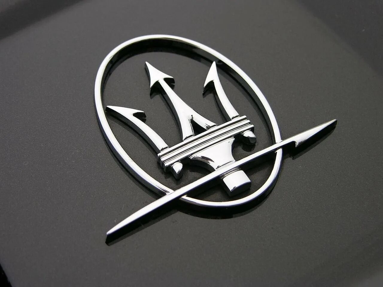 Автомобиль с логотипом v