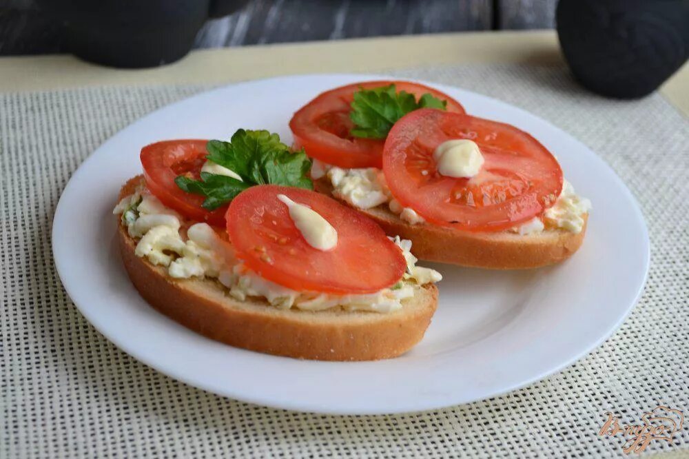 Бутерброды сыр с чесноком и яйцом. Бутерброды с помидорами. Бутерброды с помидорами и сыром. Красивые бутерброды с помидорами. Бутерброды с помидорами и сыром и чесноком.