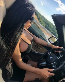 Enisè - блондинка с большими сиськами у моря. 