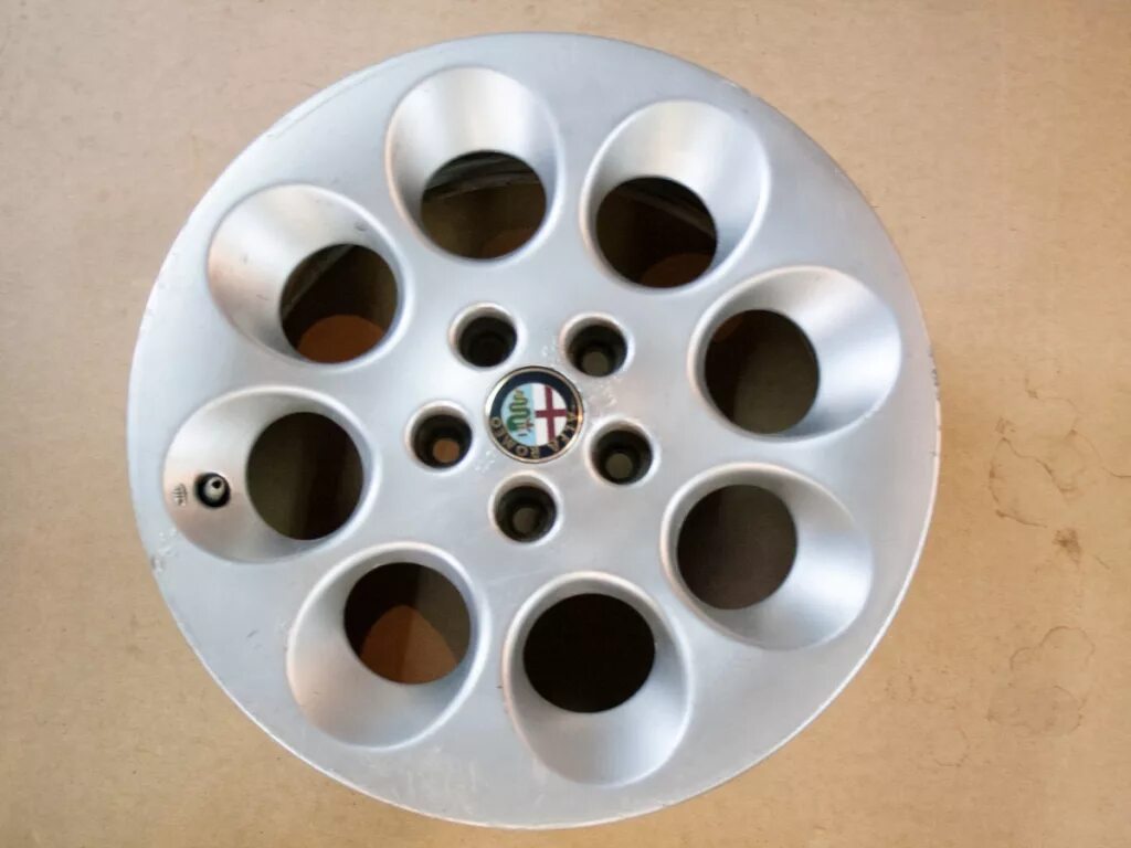 Китайское литье. Литые диски иваново. Приспособление для покраски дисков. Литые диски иваново. Витрина для автомобильных дисков.