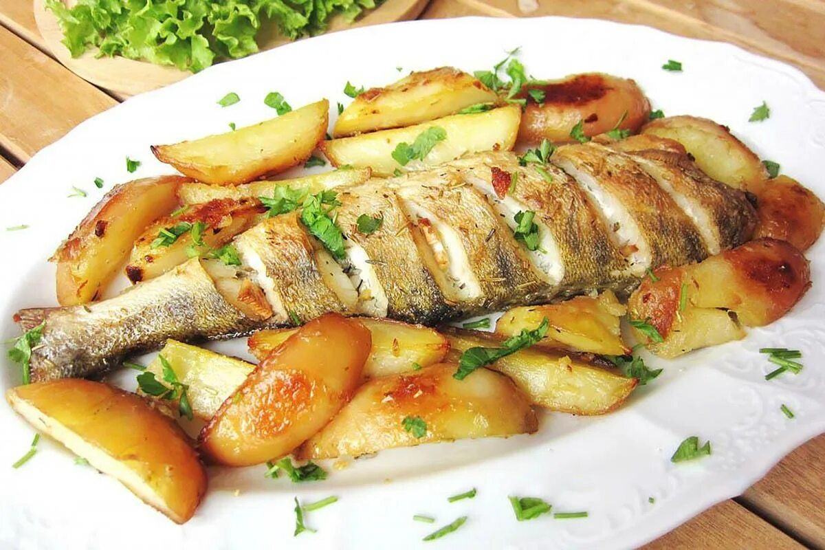 Рецепт приготовления рыба с овощами. Судак рыба запеченная. Судак рыба запеченная в духовке. Судак с картофелем в духовке. Судак запеченный с картофелем.