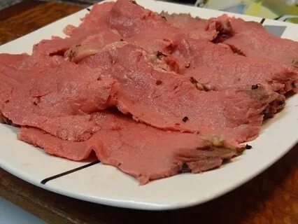 Жареный кусок мяса в форме язычка