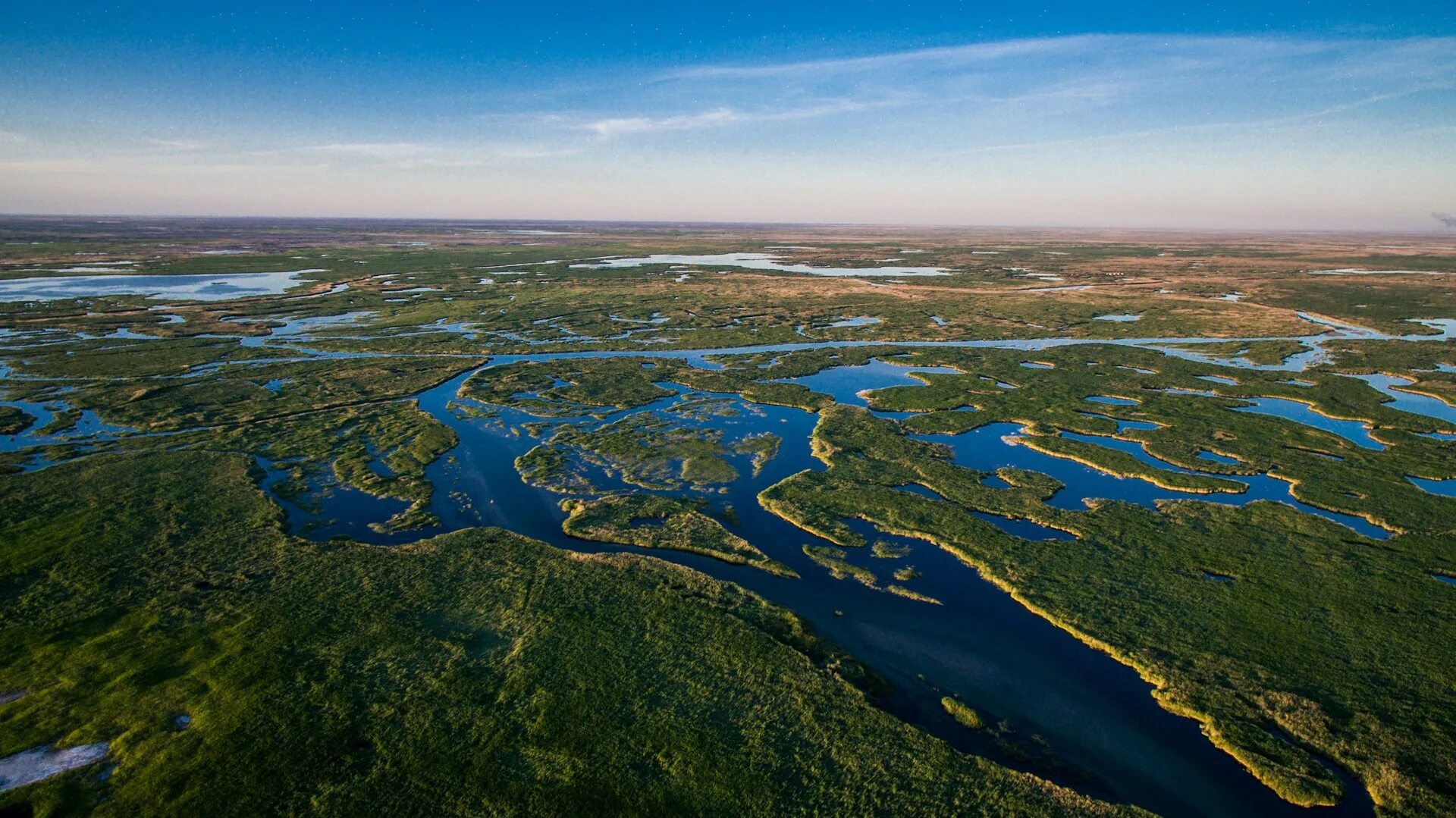 Дельта реки Волга. Каспийское море Дельта Волги. Река Устье Дельта Лена. Дельта Волги Дельта Лены.